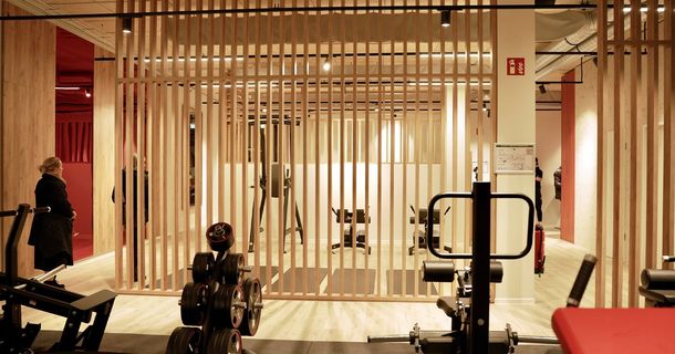 Geräte und Holzwand in einem clever fit Fitnessstudio