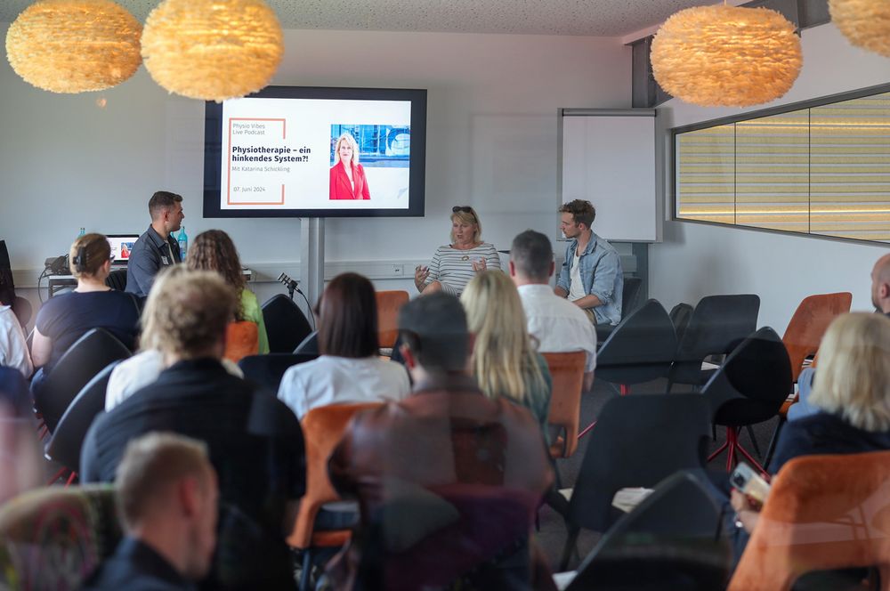 Katharina Schickling redet während einer Vortragsrunde auf dem Kongress von POSITION Health Business 
