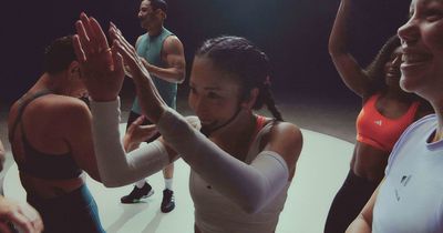 Fröhliche Sportler bei Les Mills raining