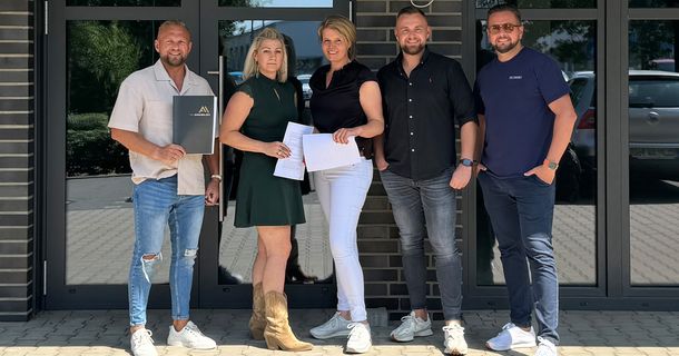 Das Team von VivaFitness vor dem neuen Studio in Oldenburg