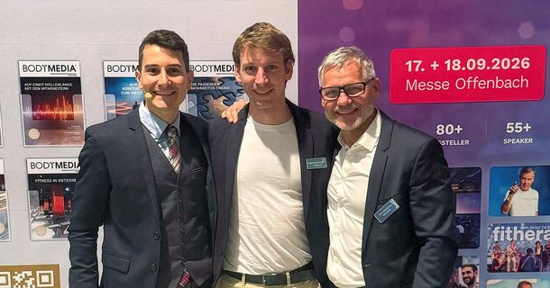 Im Physio Business Podcast teilt BODYMEDIA-Redakteur Jonathan Schneidemesser seine Erkenntnisse aus über zehn Jahren Branchenjournalismus. Im Gespräch mit den Hosts Thomas und Hendrik geht es um den notwendigen Wandel vom Therapeuten zum Unternehmer und die Frage, wie KI den Praxisalltag künftig prägen wird.