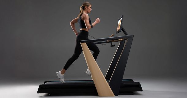 Frau läuft auf dem NordicTrack Ultra 1 Laufband