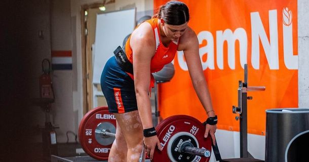 Holländische Athletin legt Eleiko-Gewichtsscheibe auf Lanhgantel auf