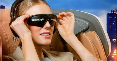Frau mit Kopfhörer und brainLight Brille