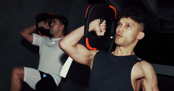 Zwei Sportler beim Ganzkörper-Workout LES MILLS FUNCTIONAL STRENGTH