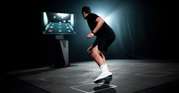 Sportler trainiert auf einem SKLILLCOURT