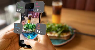 Food-Tracking App auf Handy vor einer Mahlzeit
