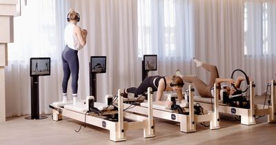 Drei junge Frauen trainieren in einem Boutique-Studio an Your Reformnern Matrix wird exklusiver Vertriebspartner von Your Reformer