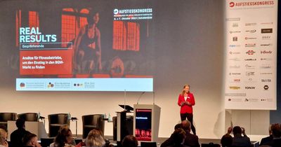 Frau referiert auf der Bühne beim Aufstiegskongress