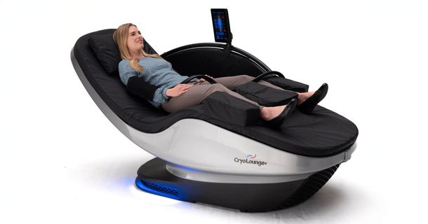 Frau nutzt die CryoLounge+