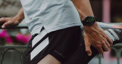 Polar präsentiert die Polar Vantage V3. Mit ihrer innovativen Biosense-Technologie der neuesten Generation, dem Polar Elixir™, will sie Sportbegeisterten jeglicher Disziplin die Möglichkeit bieten, sich wahrhaft als Athleten zu fühlen und so zu trainieren.