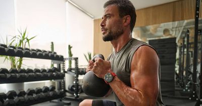 Sportler mit Kettlebell und Amazfit Balance 2 am Arm
