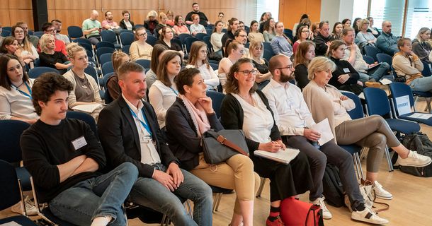 Zuhörer nehmen am Kongressprogramm der therapie Leipzig teil