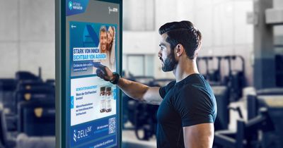 Mann tippt etwas am airtango Navigator ein