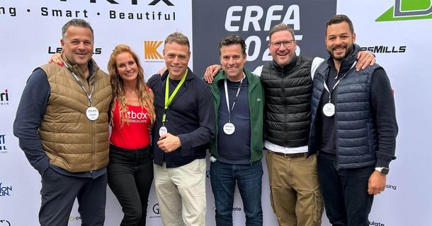Mitglieder von EasyMotionSkin und fitbox vor einer Pressewand