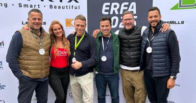 Mitglieder von EasyMotionSkin und fitbox vor einer Pressewand