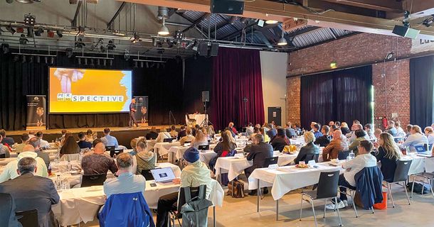 Menschen an Tischen in einem Saal beim KWS-Netzwerk-Event