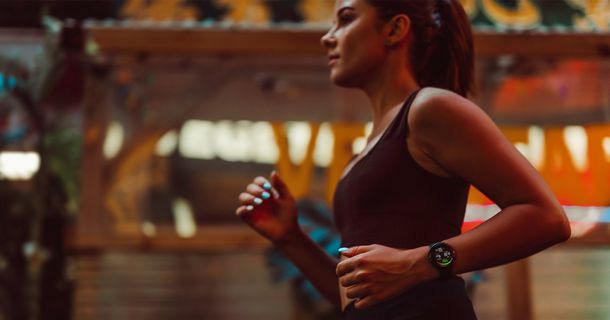Sportlerin mit einer Polar Armbanduhr