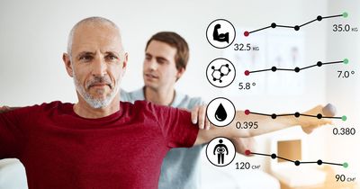 Mann bei der Behandlung durch einen Physiotherapeuten
