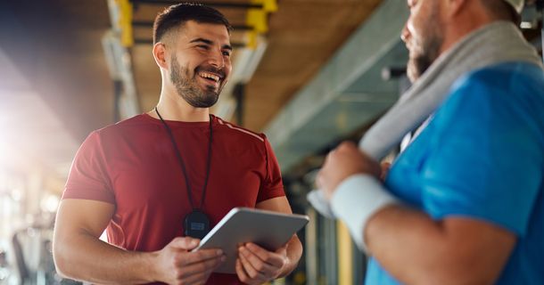 Fitnesstrainer bei der Nutzung der erneuerten Fitness Business Analytics Software von Virtuagym