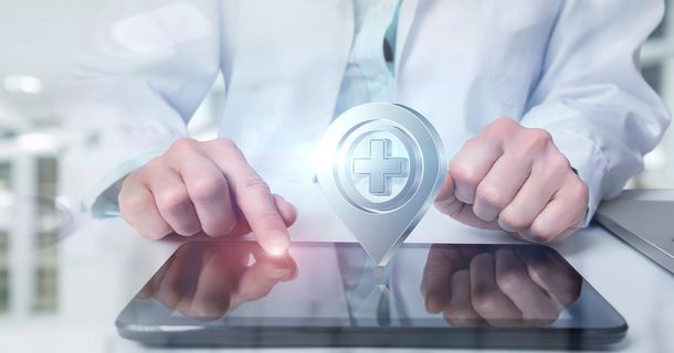 Konzept digitaler Gesundheit mit Händen über einem Tablet