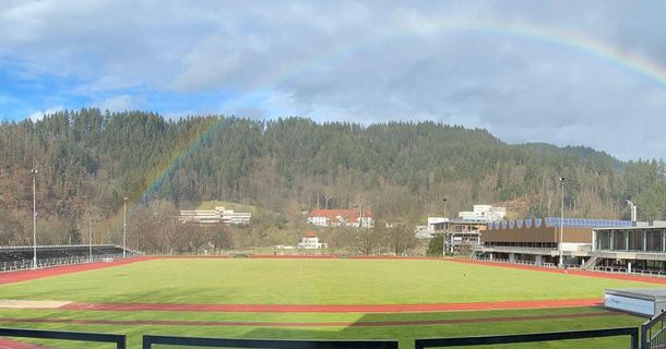 Sportplatz Uni Freibug mit Regenbogen