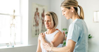 Ärztin und Patientin in Physiotherapiepraxis bei der Untersuchung