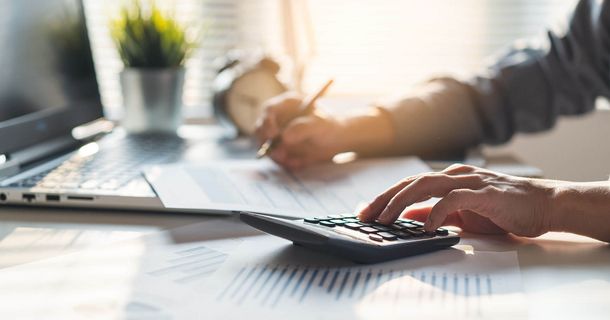 Physiotherapeut rechnet seine Steuerabgaben durch