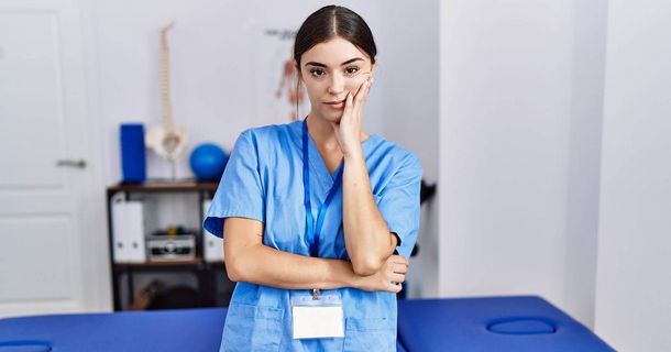 Physiotherapeutin hat schlechte Stimmung und ist unzufrieden wie mit ihrer Berufsgruppe umgegangen wird