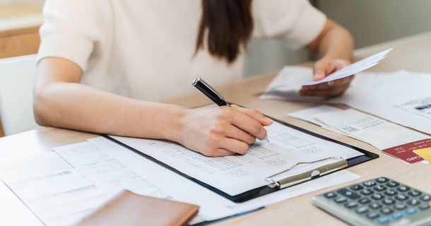 Physiotherapeutin kalkuliert ihre Finanzen nach der Finanzreform im Heilmittelbereich