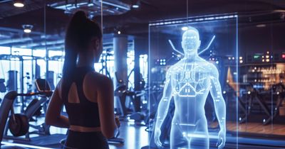 Frau steht im Fitnessstudio vor einem Hologramm
