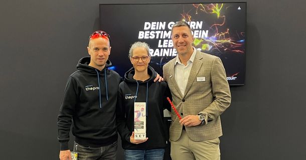 David Nießing, Astrid Buscher und Christian Hasler geben die Kooperation von ARTZT neuro und SKILLCOURT bekannt