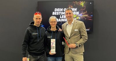 David Nießing, Astrid Buscher und Christian Hasler geben die Kooperation von ARTZT neuro und SKILLCOURT bekannt