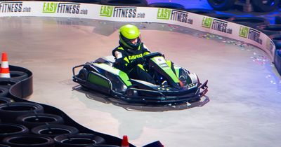 Kart-Fahrer vom EASYFITNESS-Team, im Hintergrund Bandenwerbung vom EASYFITNESS