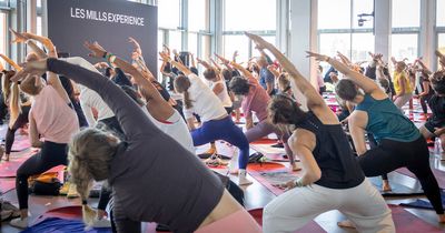LES MILLS EXPERIENCE stellt Yoga vor Teilnehmer bei der LES MILLS EXPERIENCE