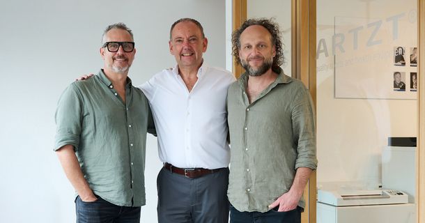 Philipp Artzt (links), Richard Gogerty (mitte), neuer Geschäftsführer der Ludwig Artzt GmbH und Leiter der Performance Health International Division und Felix Artzt (rechts), bisheriger Geschäftsführer der Ludwig Artzt GmbH