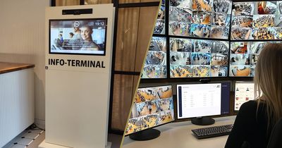 Die Digital Live Coach Stehle und Trainerin in Überwachunszentrale eines Fitnessstudos