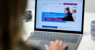 Frau vor Laptop auf dem die Website der Deutschen Sportakadmie aufegerufen ist