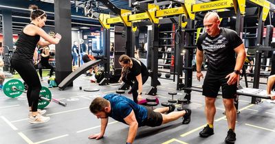 Das Fitnessangebot in Petershausen erhält ein Upgrade. Neben dem etablierten PT- & EMS VR Studio, dem modernen EGYM Studio und wohltuenden Ayurveda-Massagen startet nun auch das 10XTraining Konzept in Petershausen – entwickelt von NAOMI FITNESS DESIGN.