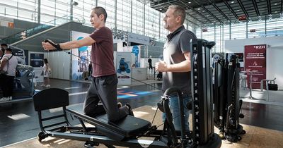 Physiotherapeut testet Geräte auf der therapie Düsseldorf