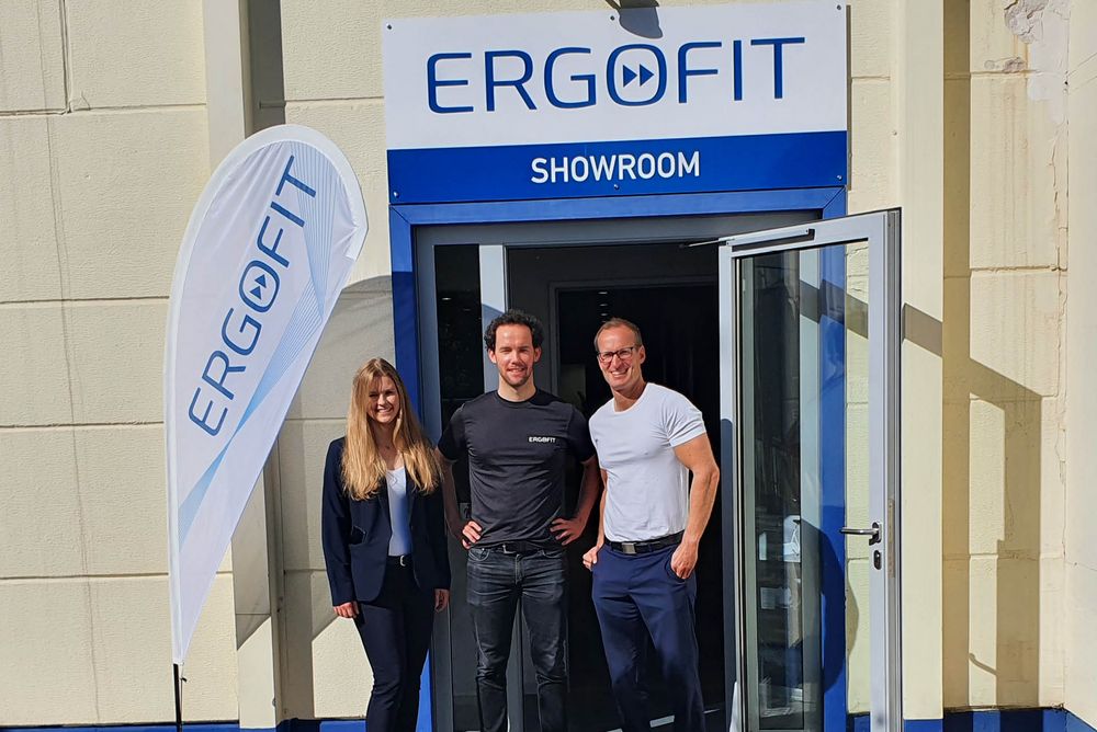 Sina Finckh und Conny Wilser von der BODYMEDIA mit Marvin Oldfield von ERGOFIT vor dem ERGOFIT-Showroom