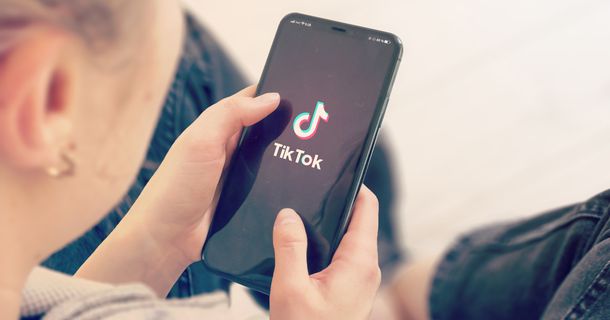 TikTok-Logo auf einem Smartphone-Screen