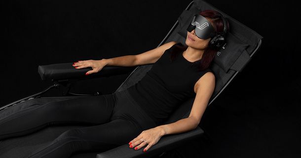 Frau liegt auf der SHIFTWAVE PRO von BLACKROLL und entspannt sich