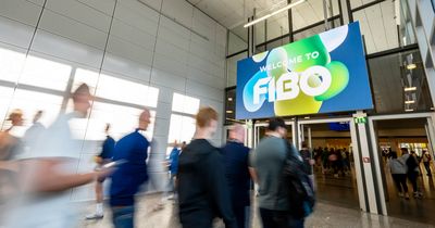 Großer FIBO-Screen über einer Tür durch die Besucher durchgehen