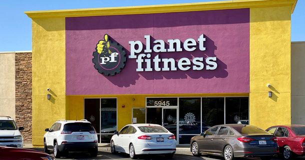 Planet Fitness Studio mit parkenden Autos davor