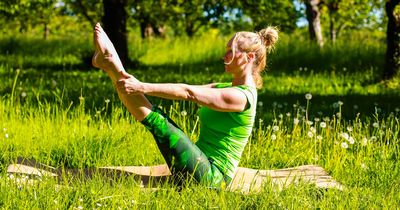 Anette Alvaredo macht Pilates in der Natur