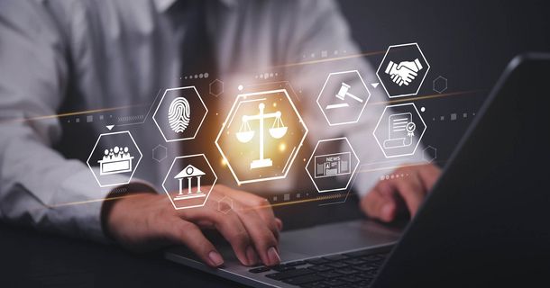 Männerhände am Laptop mit digitalen Zeichen im Vordergrund