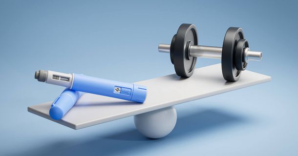 Die Abnehmspritze und eine Hantel auf einem Balancebord