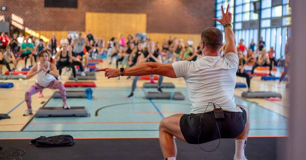 Trainer auf der Bühne der IFAA FITNESS FESTIVAL
