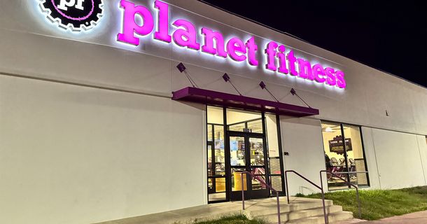 Studio von Planet Fitness von außen
